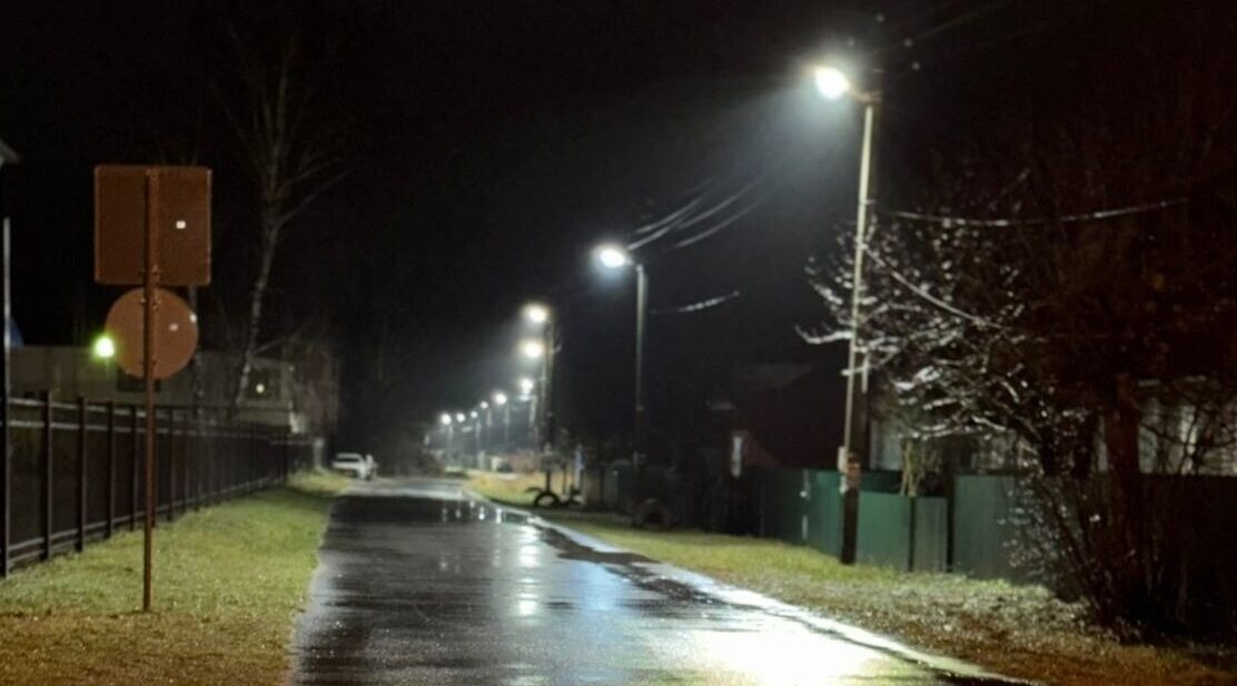 В микрорайоне Первомайский города Сельцо идут работы по обустройству уличного освещения