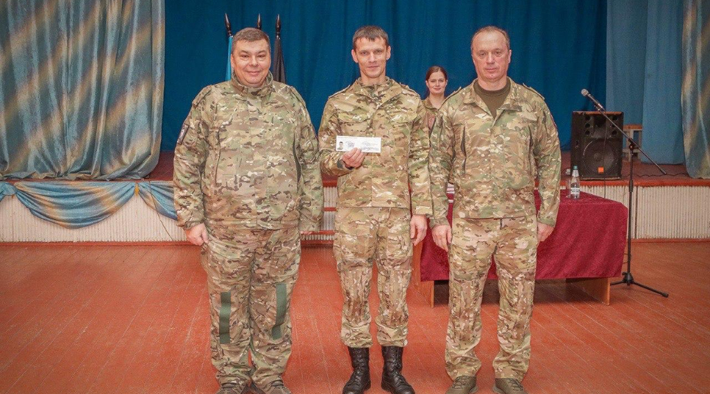 С.Антошин вручил удостоверения ветеранов бойцам и ветеранам отряда «БАРС – Брянск»