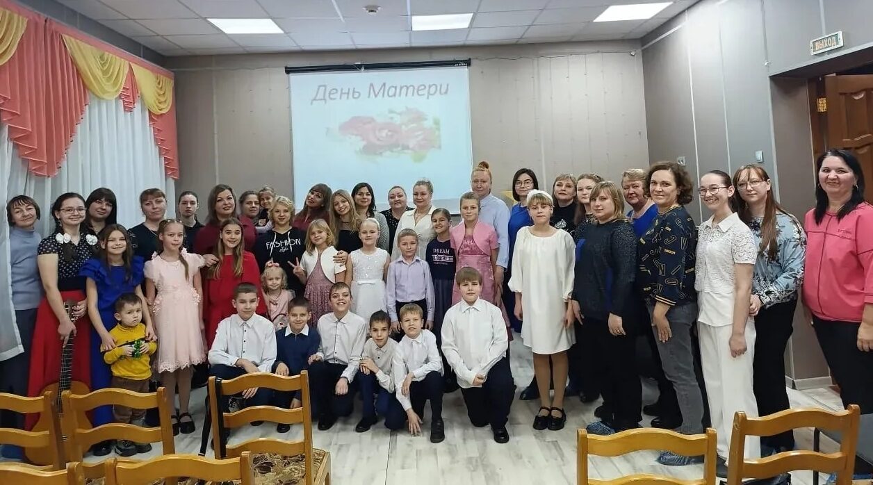 В ДШИ г. Сельцо для мам состоялся праздничный концерт