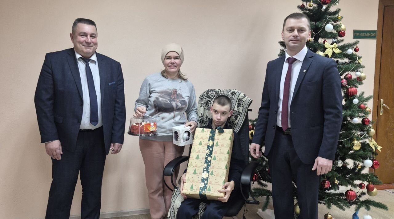 В рамках «Ёлки желаний» исполнилась мечта сельцовского мальчика