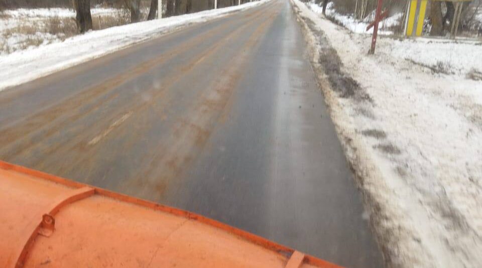 На Брянщине специалисты продолжают очистку и обработку дорог