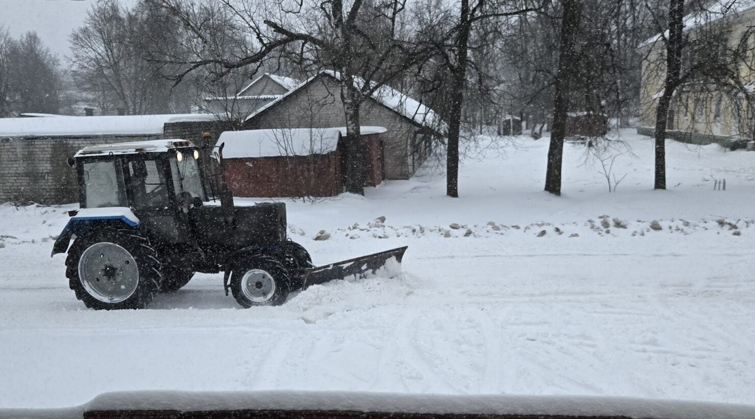Коммунальные службы и дорожники активно работают в Севске, Новозыбкове, Сельцо