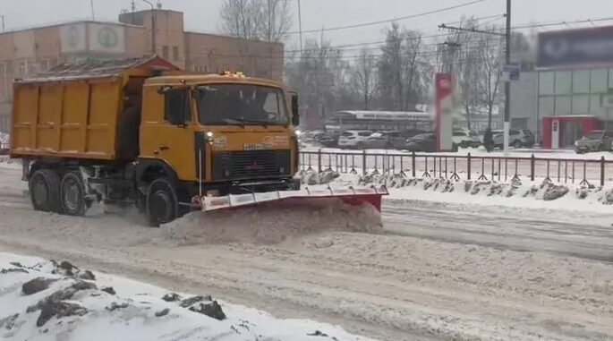 Продолжается борьба со снегом на Брянщине