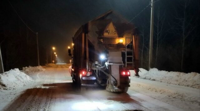 На Брянщине очистка и обработка автодорог ведется в круглосуточном режиме