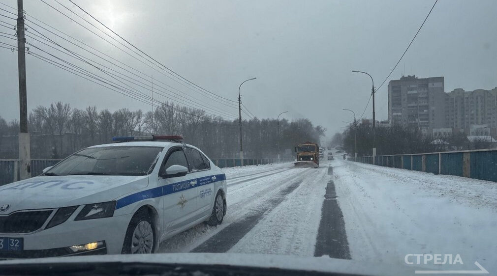В эти минуты во всех районах города Брянска работает снегоуборочная техника