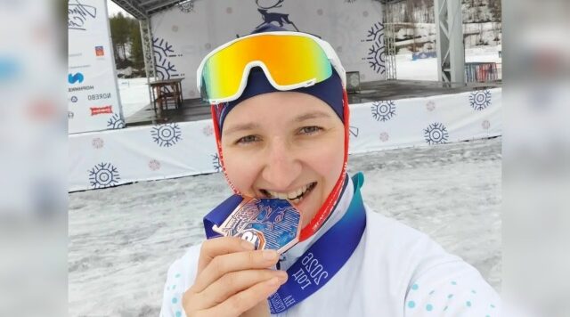 Брянская лыжница Наталья Есипова завоевала бронзу соревнований в Мурманске