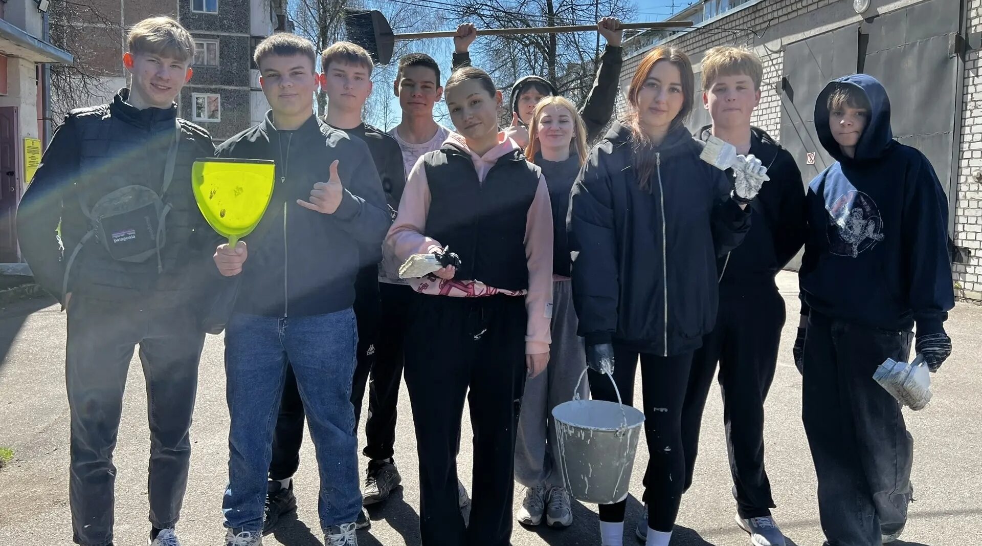 Сельцовский Дом милосердия посетили активисты трудовых отрядов