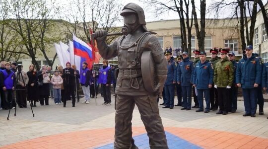 В Брянске открыли памятник Огнеборцу