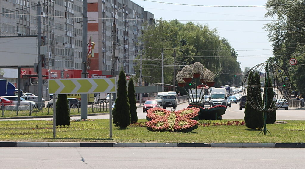 Разворотное кольцо у «Самолёта» украсили 3000 цветов