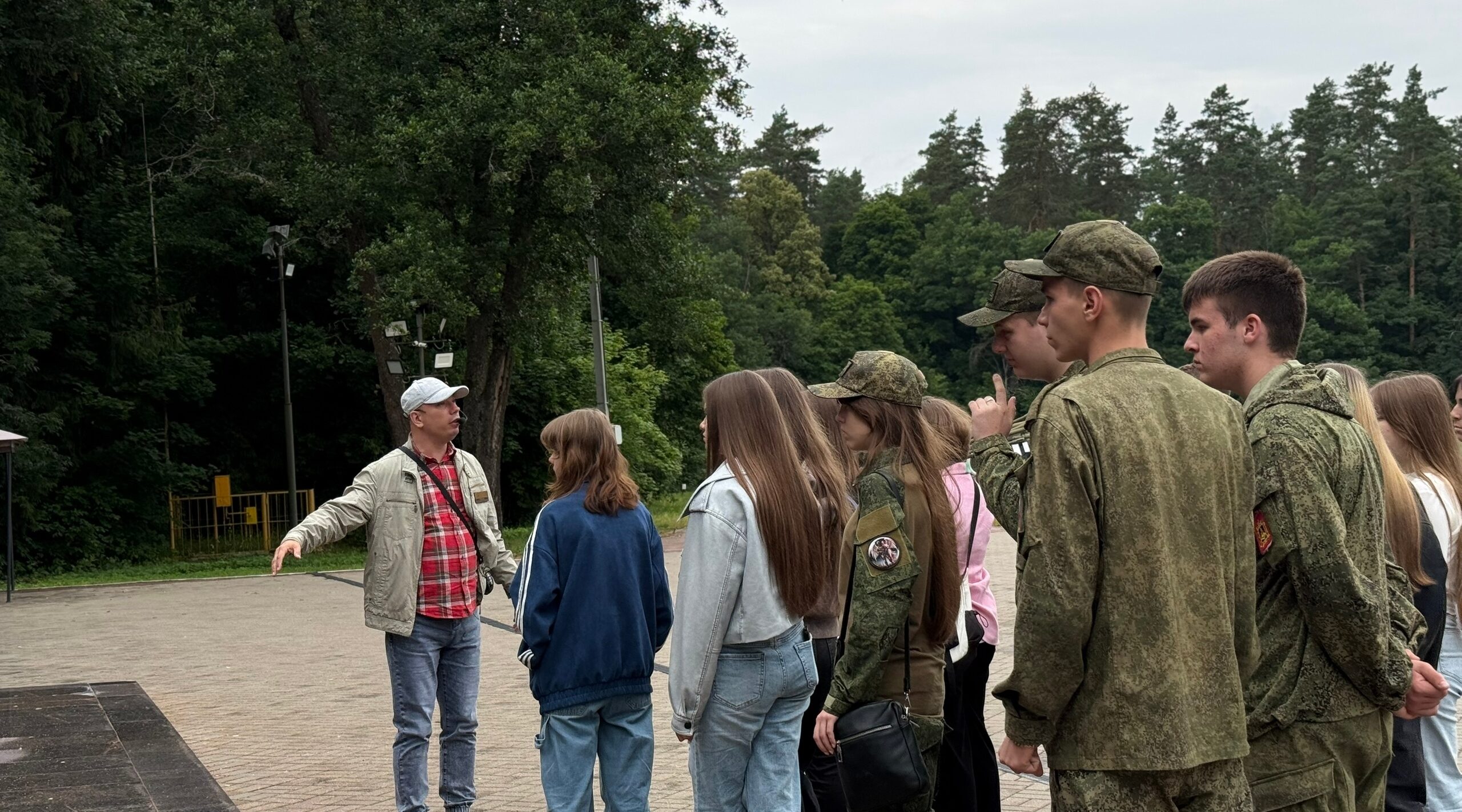 Учащиеся из Клинцов посетили мемориальный комплекс «Партизанская поляна»