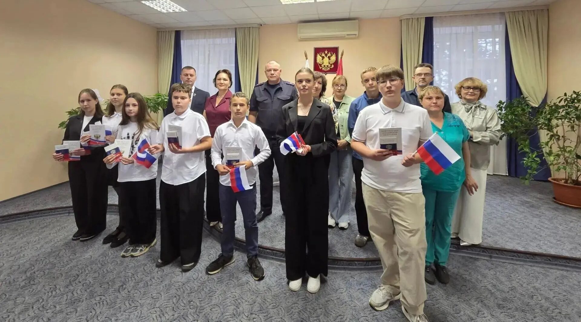 В Сельцо юным гражданам вручили первые паспорта