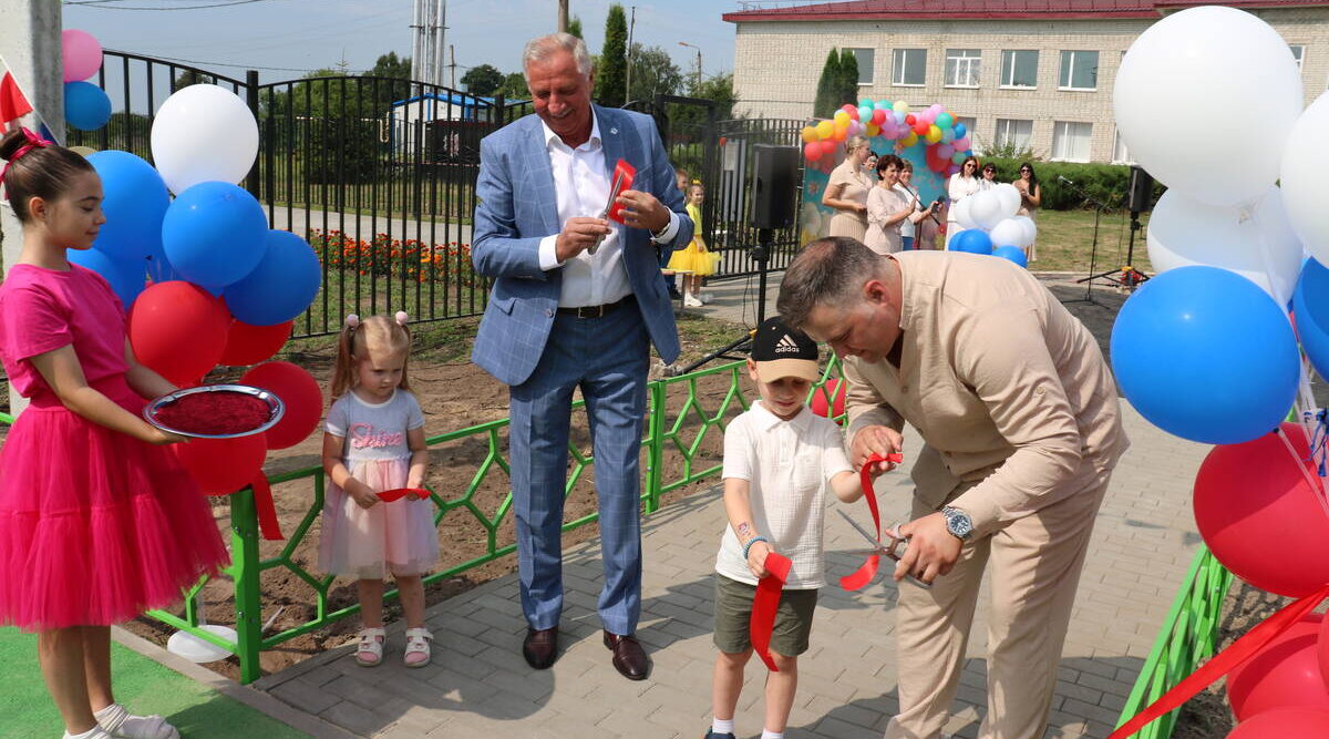 В Стародубском округе торжественно открыли новую детскую площадку