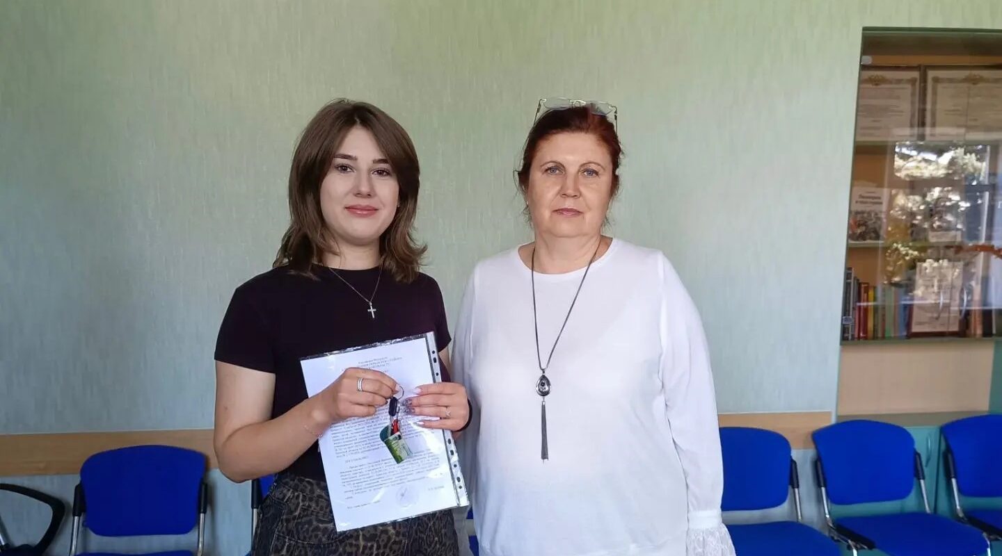 В администрации Почепского района состоялось вручение ключей от квартиры Виктории Лисуковой