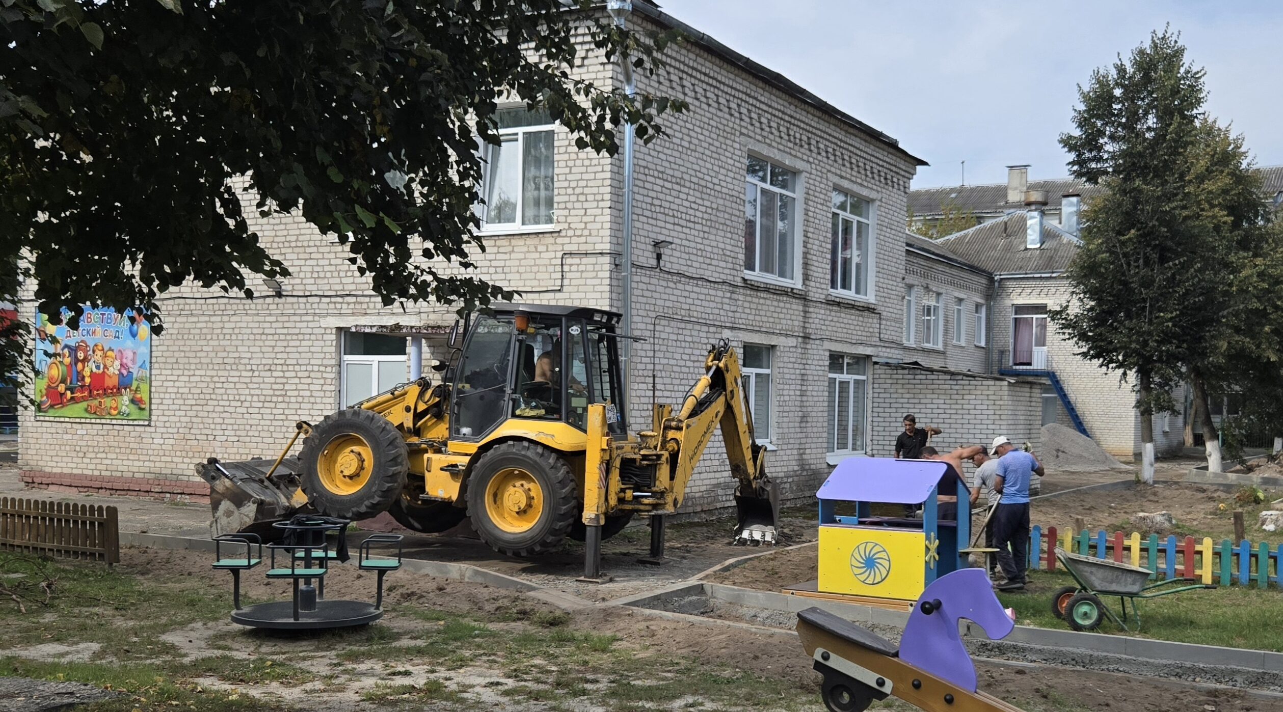 В Сельцо благоустраивают территорию старейшего детского сада