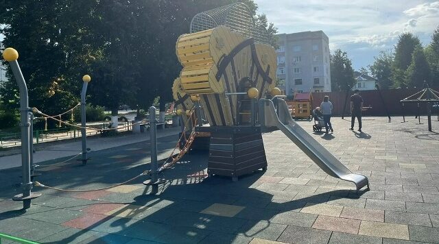 В брянском Сельцо благоустроили детскую площадку