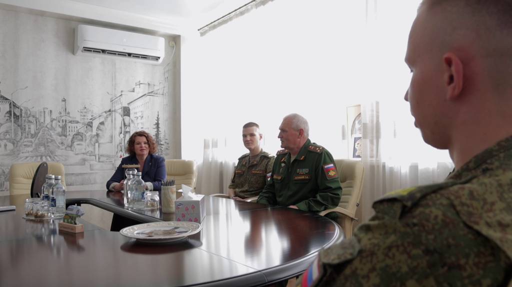 Глава Брянска Марина Дбар вручила курсантам памятные медали