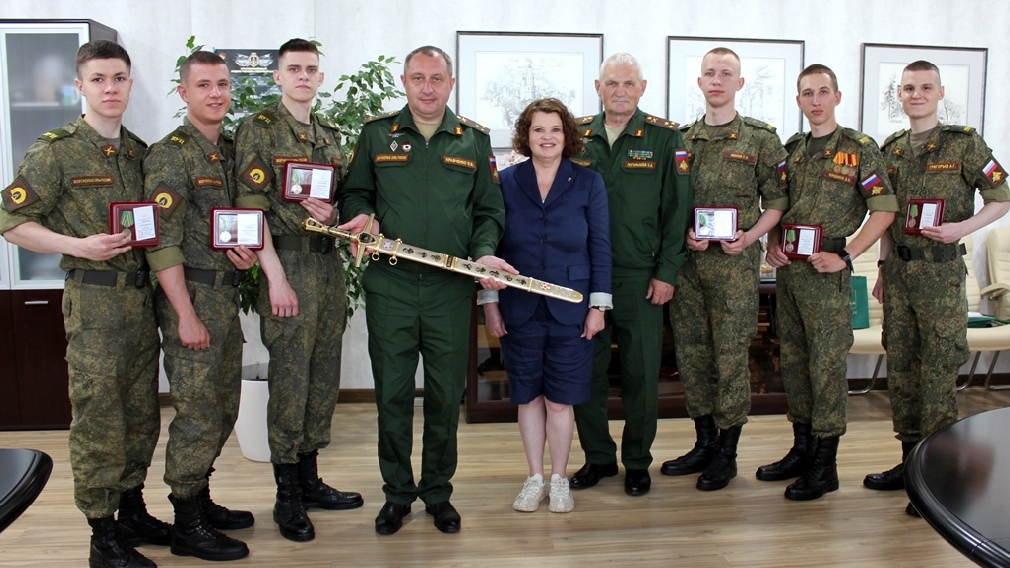 Марина Дбар встретилась с курсантами Военного учебного центра при БГИТУ