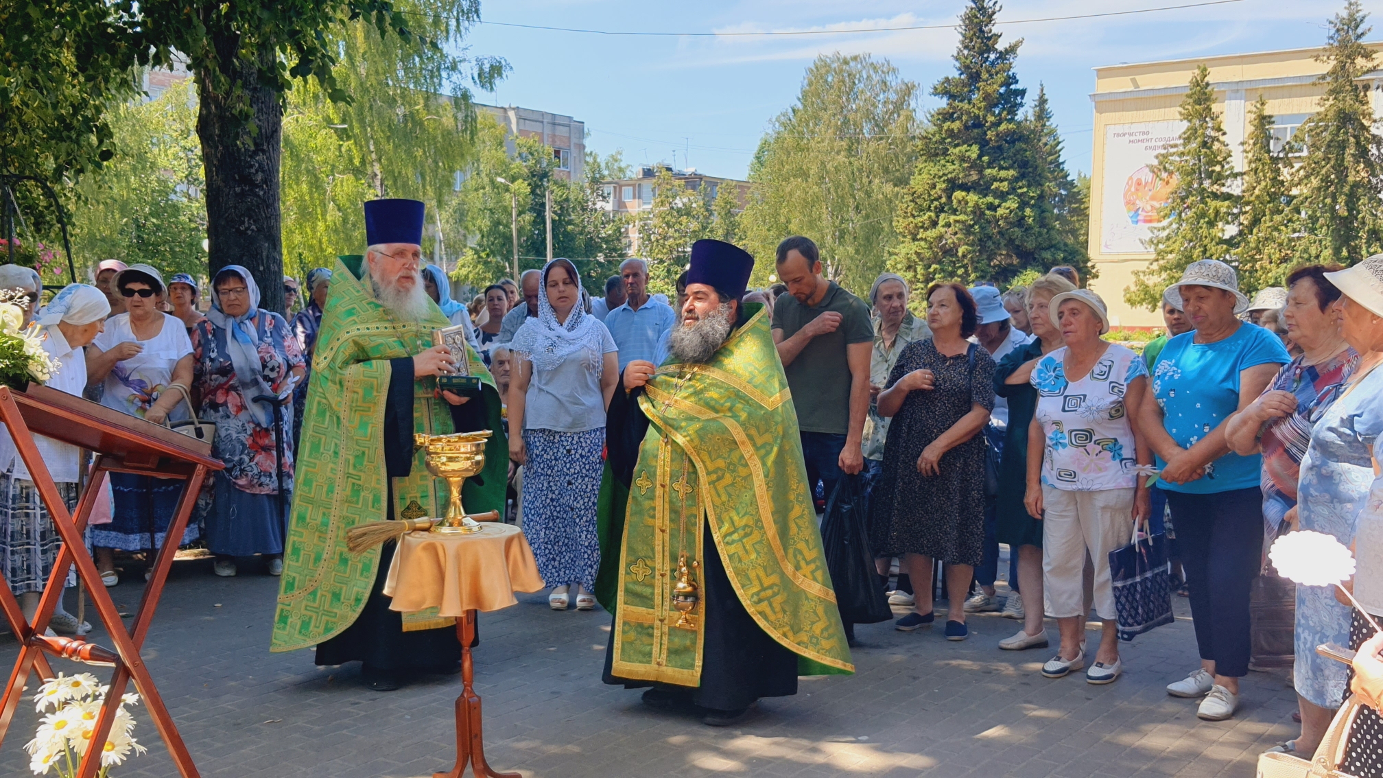В Сельцо у памятника Петру и Февронии был совершен молебен