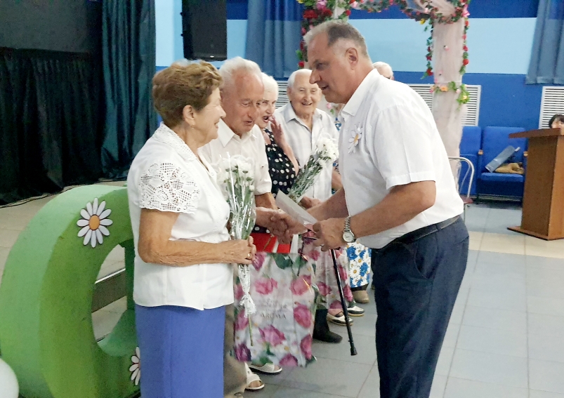 В День семьи, любви и верности в Сельцо поздравили супружеские пары, отметившие юбилей совместной жизни