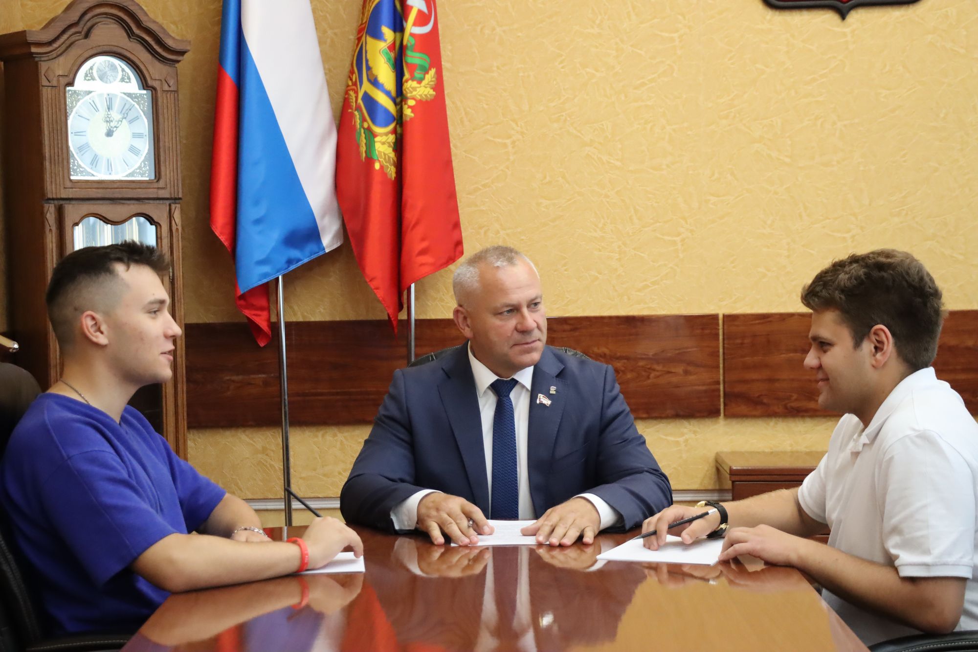 Молодогвардейцы представили В.Субботу ряд законодательных инициатив