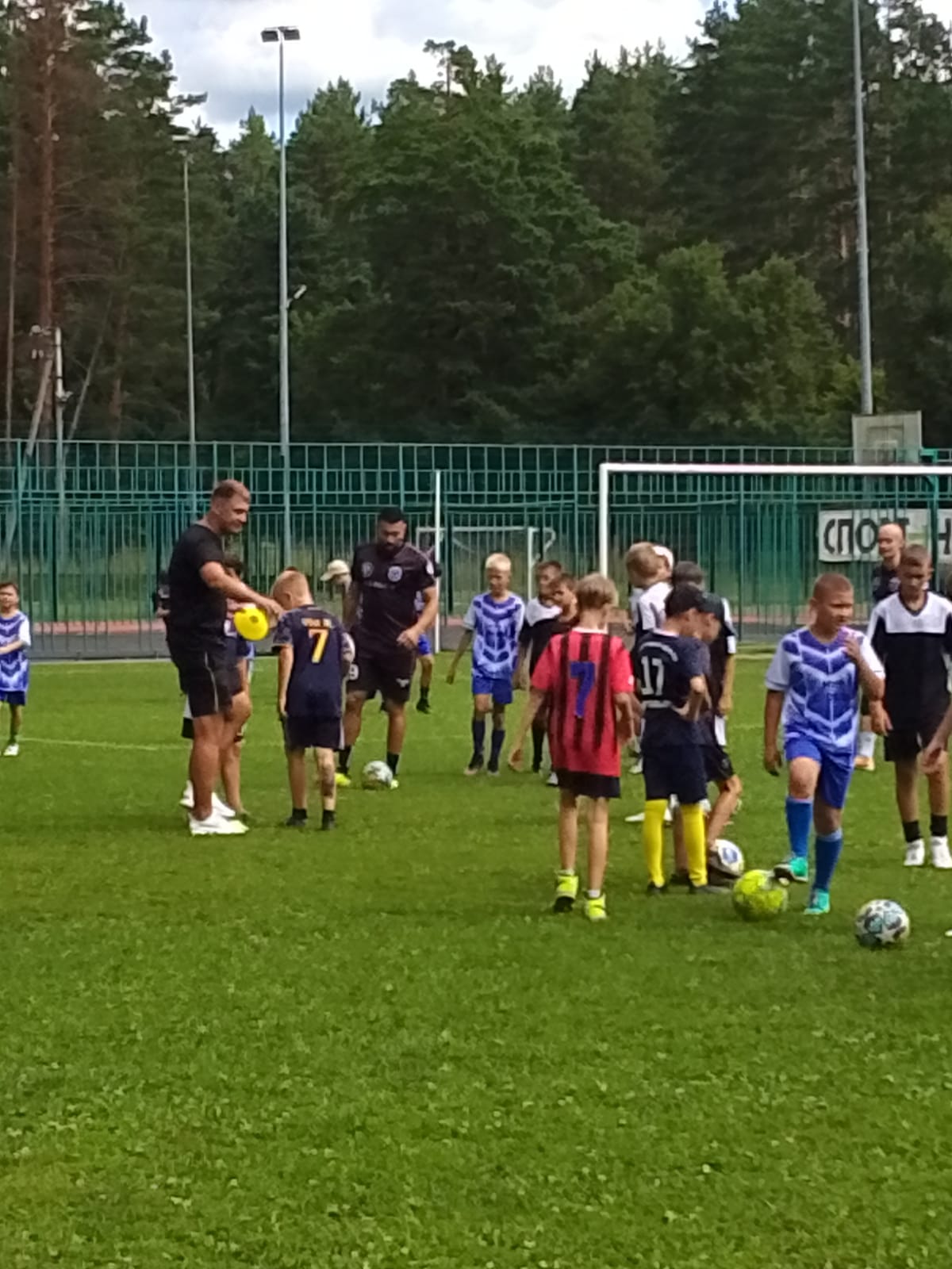 Известный бразильский футболист показал мастер- класс сельцовским ребятам