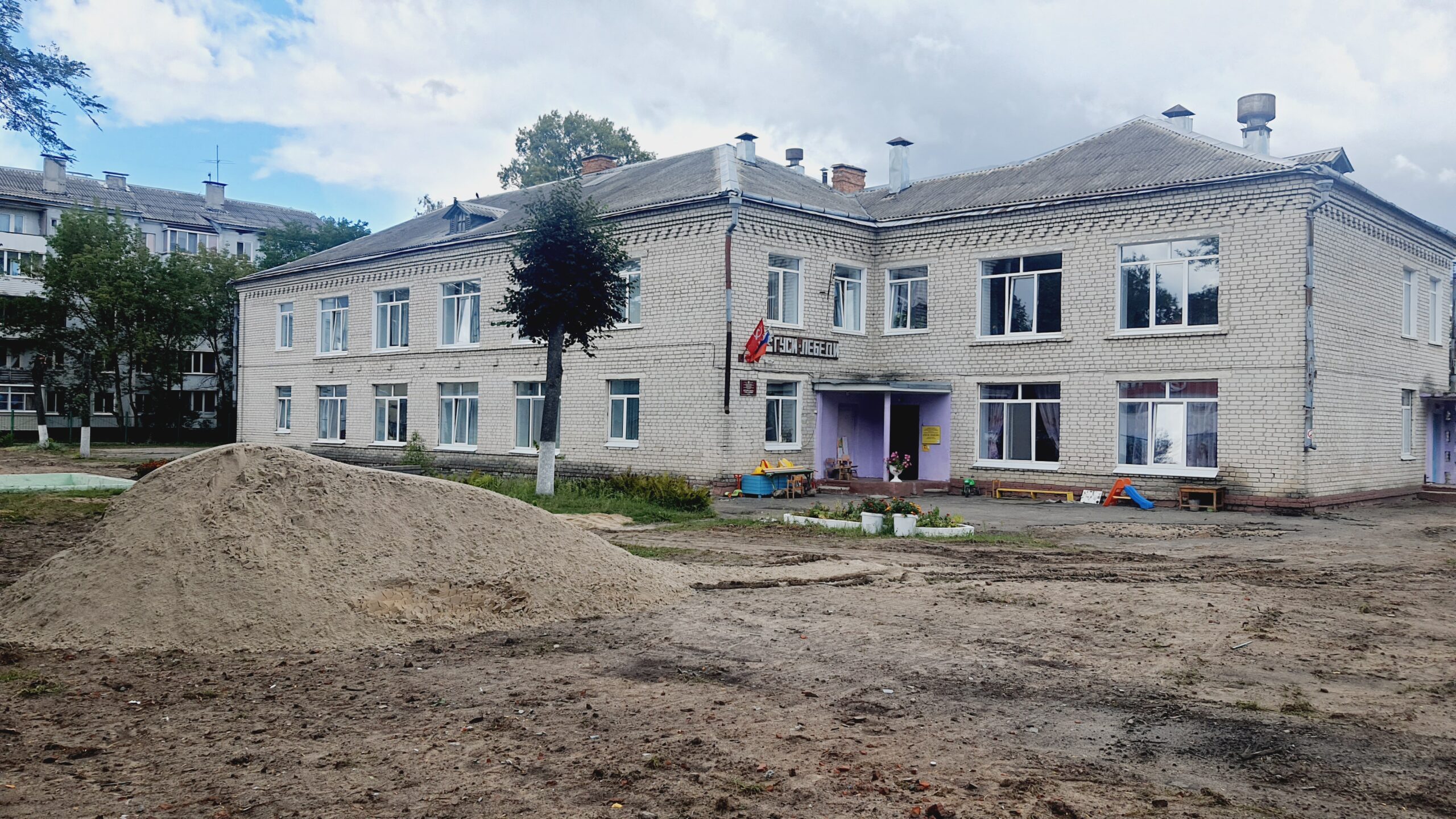 В Сельцо полным ходом идут работы на территории детских садов