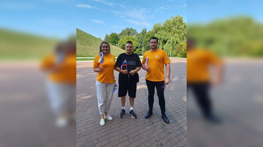 На Кургане Бессмертия в Брянске прошла акция «Один флаг – одна страна!»