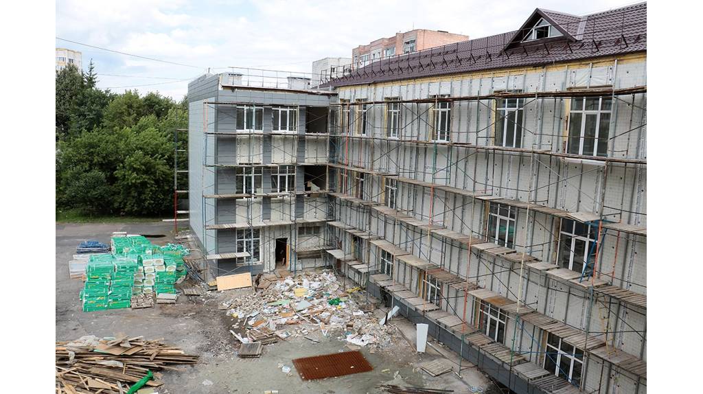 В городе Брянске продолжается масштабный ремонт школы №3 за 100 миллионов рублей