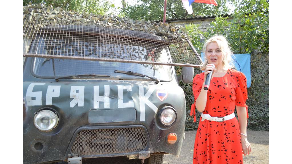 Брянская певица передала оборудование для участников СВО