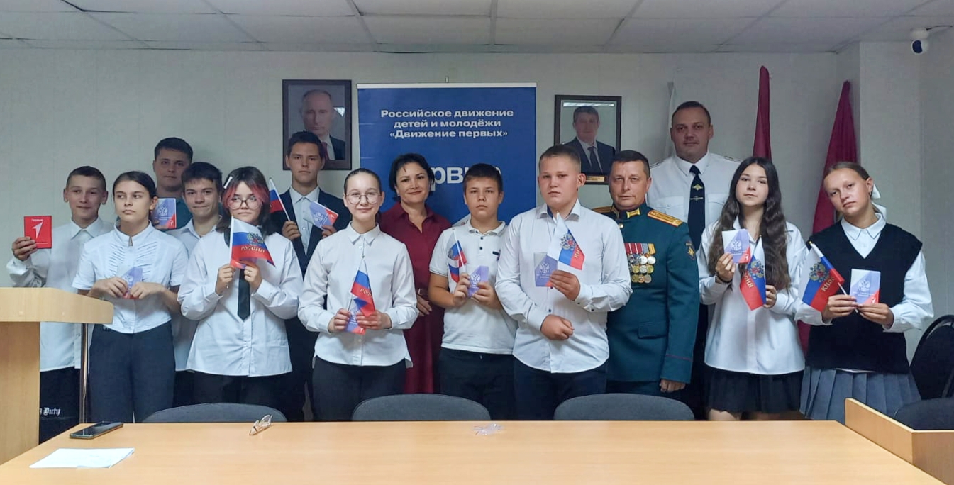 Начальник Сельцовской полиции вручил паспорта активистам «Движения первых»  