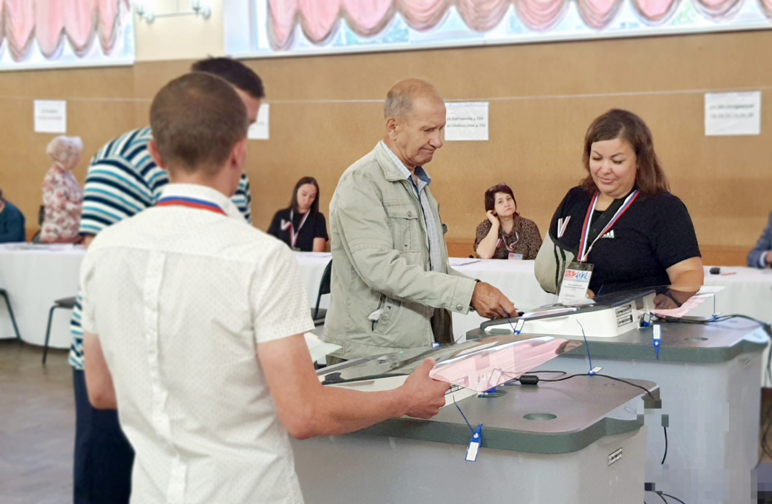 В Сельцо проголосовал председатель общественного совета Евгений Захаров