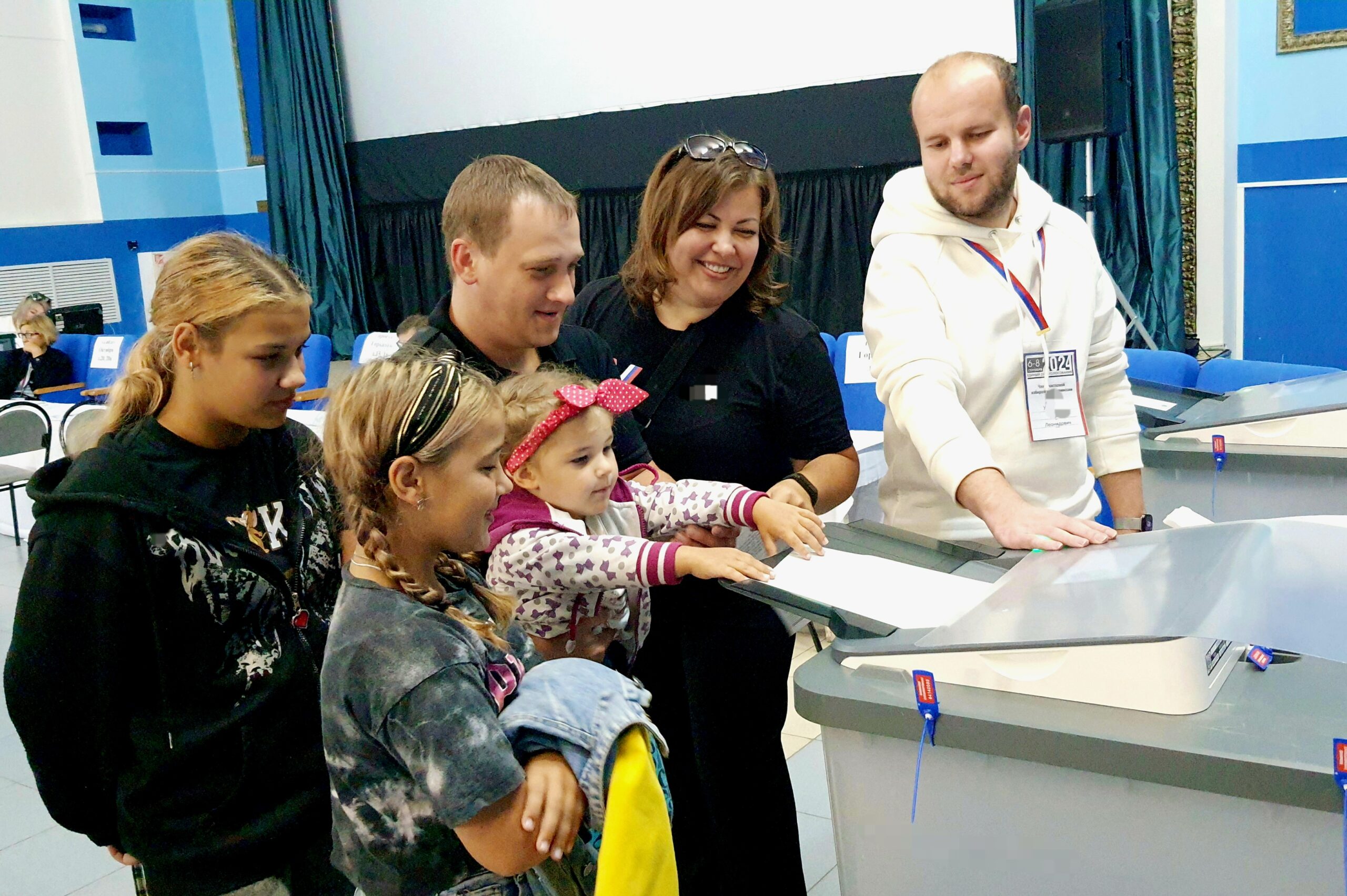 В Сельцо на выборы приходят семьями