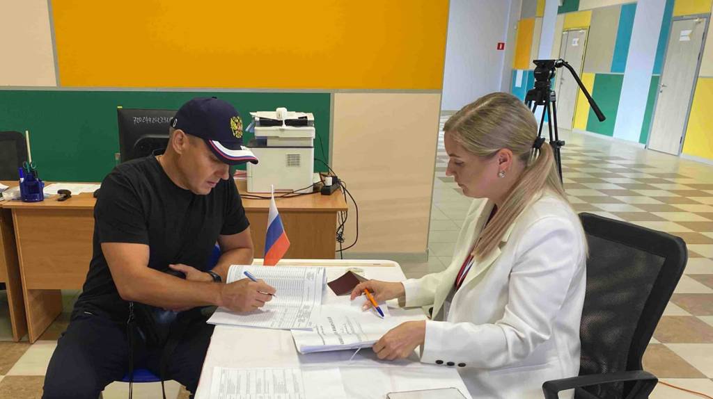 В Брянске проголосовал Герой России Андрей Фроленков