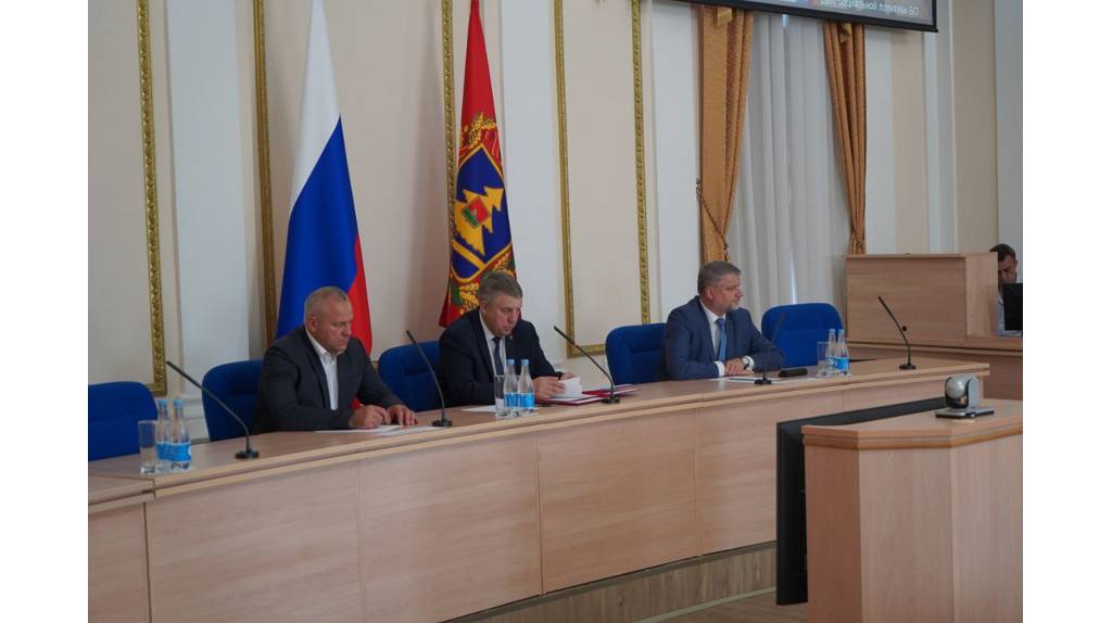 А.Богомаз призвал усилить работу с ожидающими жильё сиротами