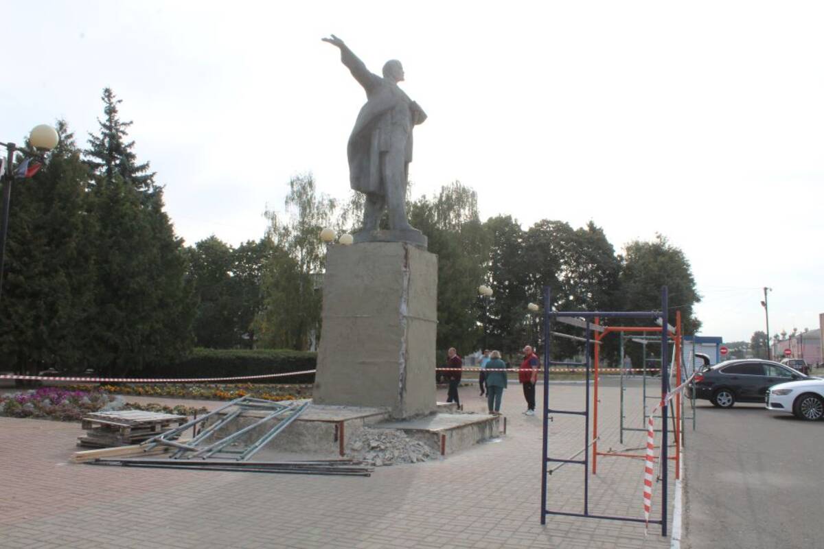 В поселке Комаричи начали реставрацию памятника Ленину