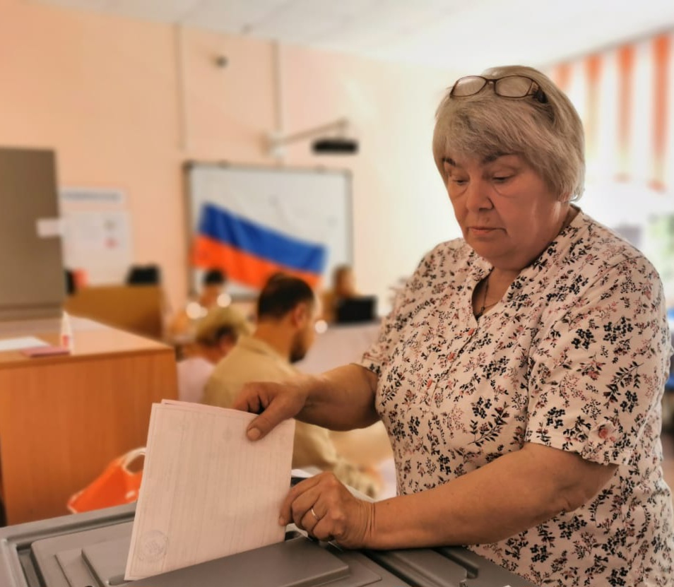 На своем участке проголосовала председатель совета ветеранов города Сельцо