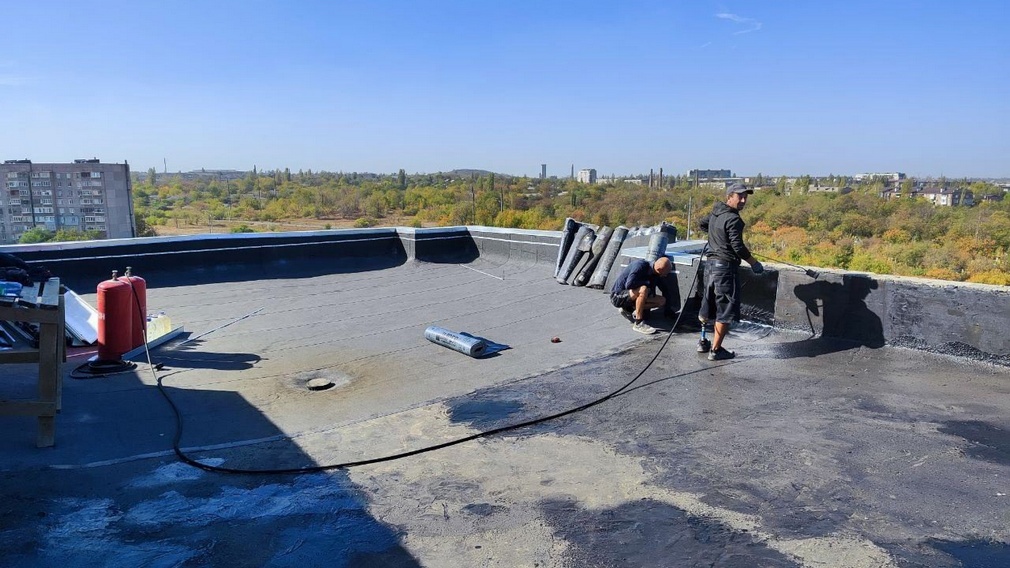 Брянские специалисты ремонтируют кровли в густонаселенных районах Брянки