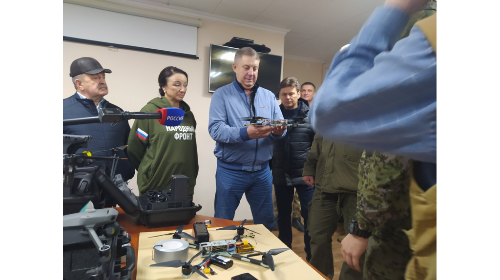 А.Богомаз передал пограничникам квадрокоптеры