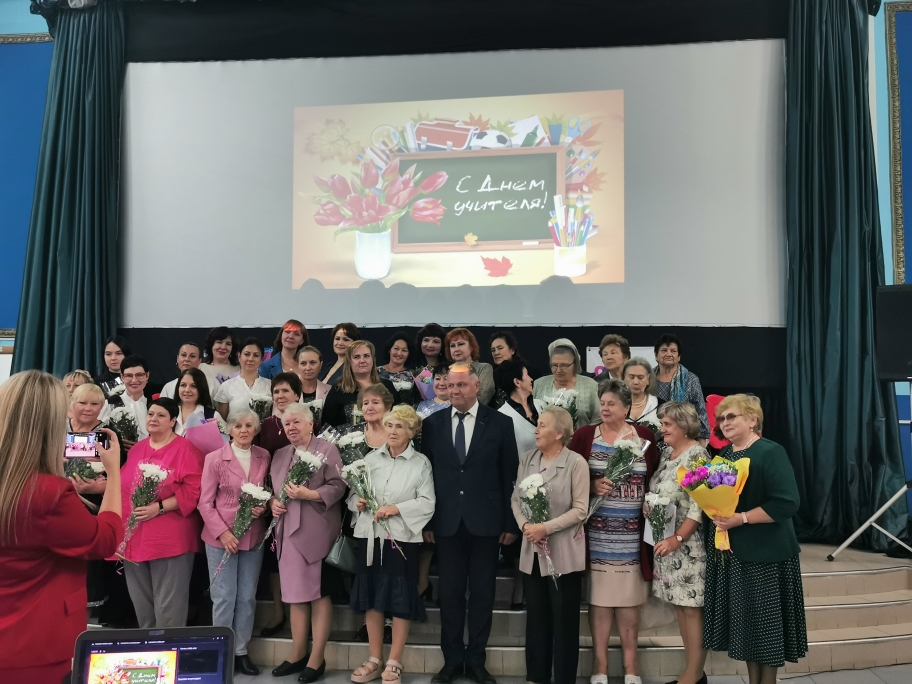 В Сельцо работников образования поздравили с профессиональными праздниками