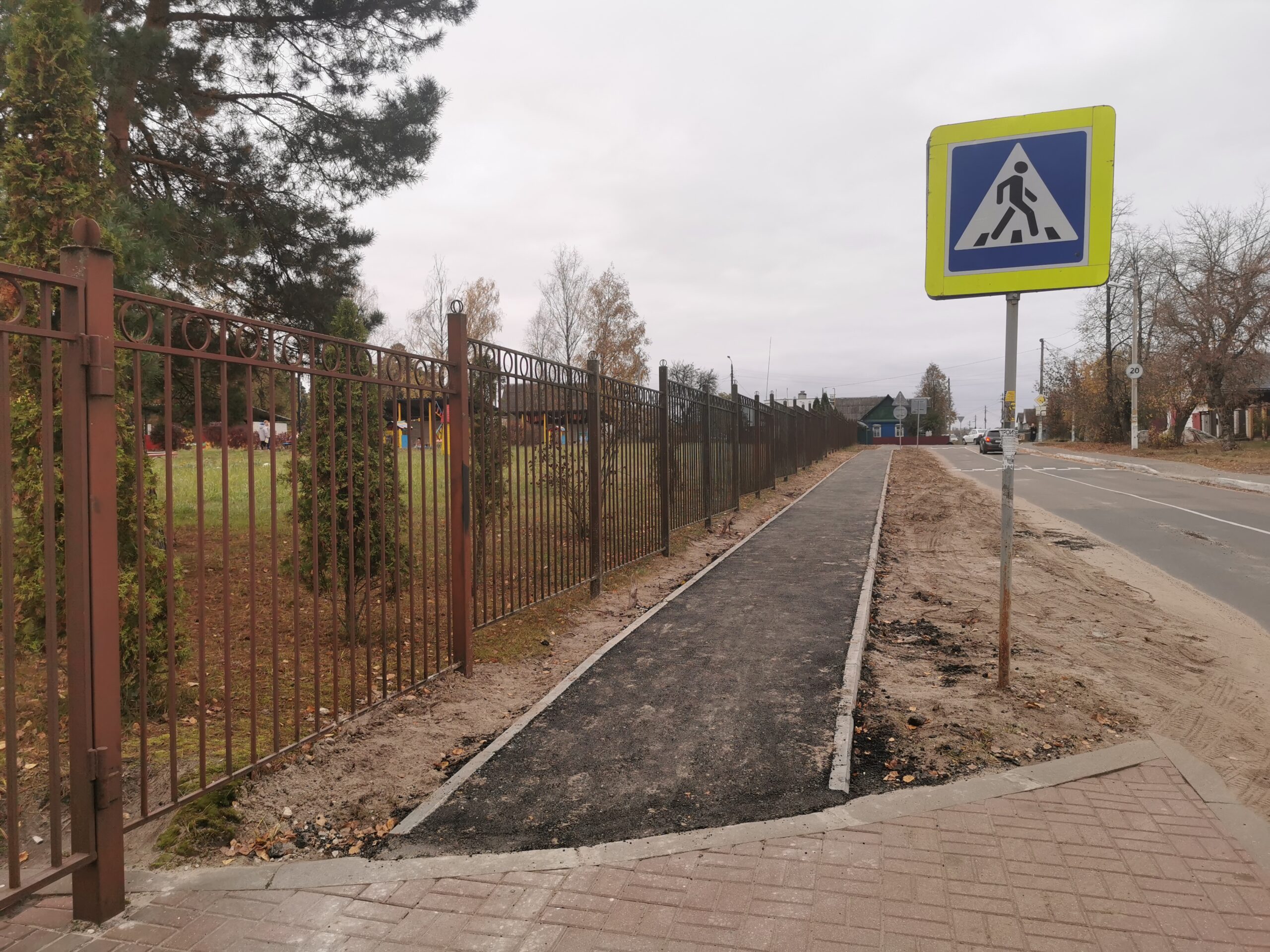 В Сельцо возле детского сада сделан тротуар