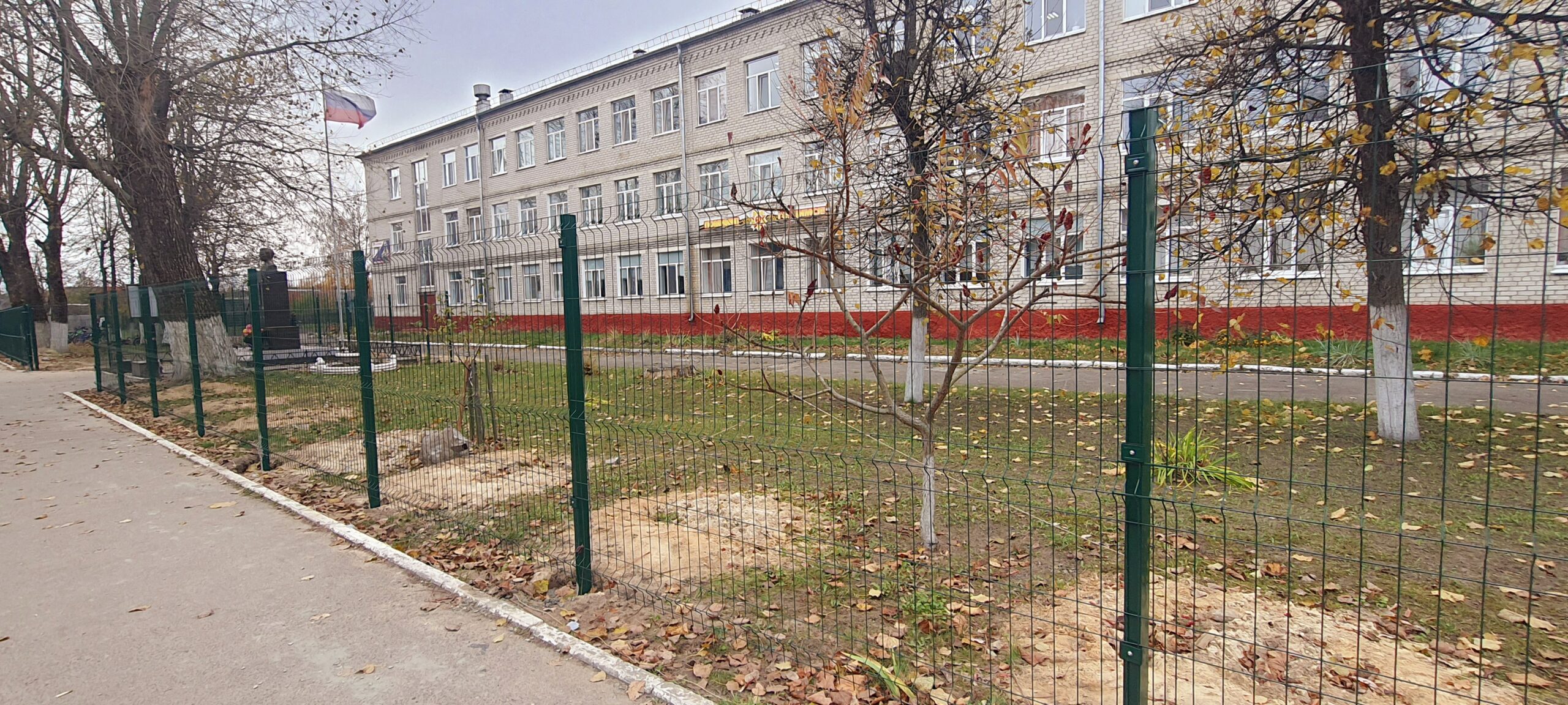 В Сельцо продолжаются работы по благоустройству объектов образования