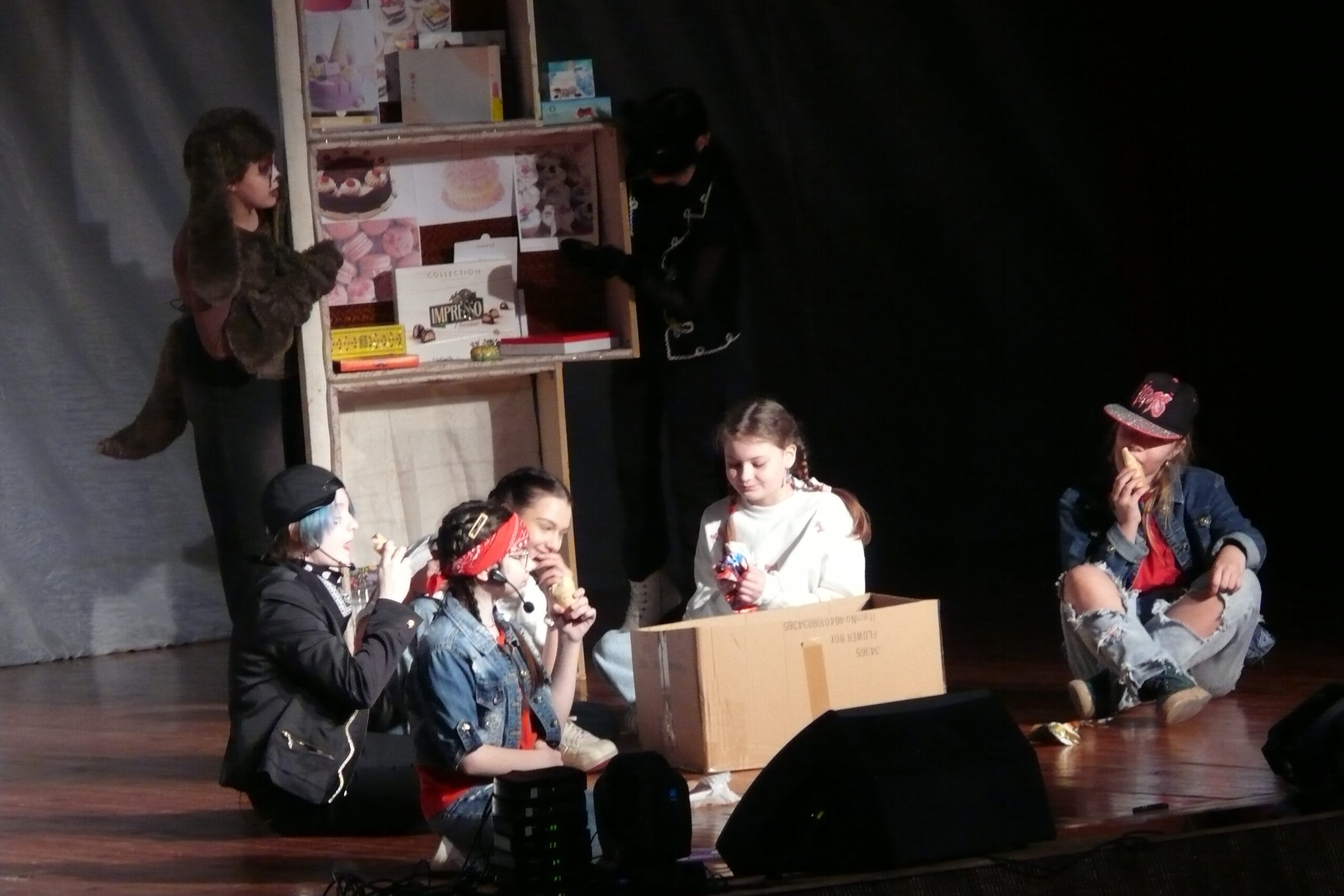 Сельцовская театральная студия «Карусель» подарила детям «Праздник непослушания»