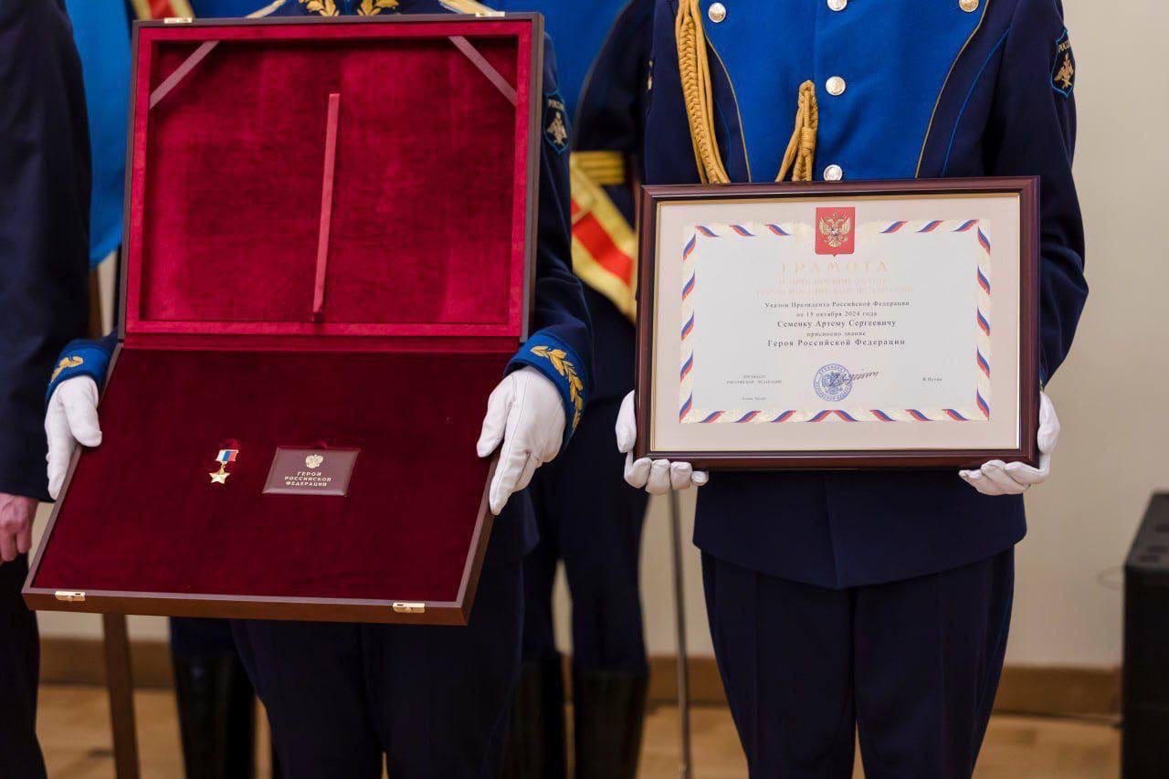 Вдове брянского десантника Артема Семенка передали медаль «Золотая Звезда»