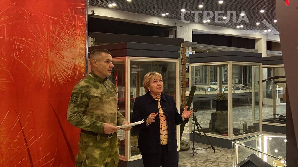 Герой России А.Фроленков передал в Брянский краеведческий музей уникальные документы