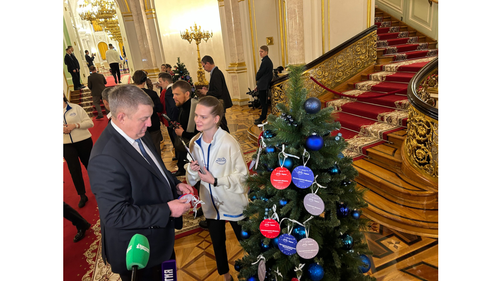 А.Богомаз снял с Елки желаний в московском Кремле шары с пожеланиями детей