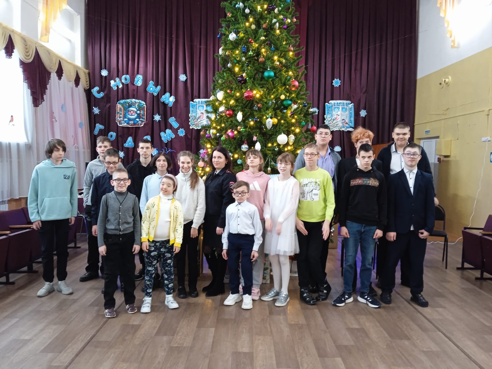 Инспекторы по делам несовершеннолетних МО МВД России «Брянский» подарили новогоднее настроение супоневским школьникам