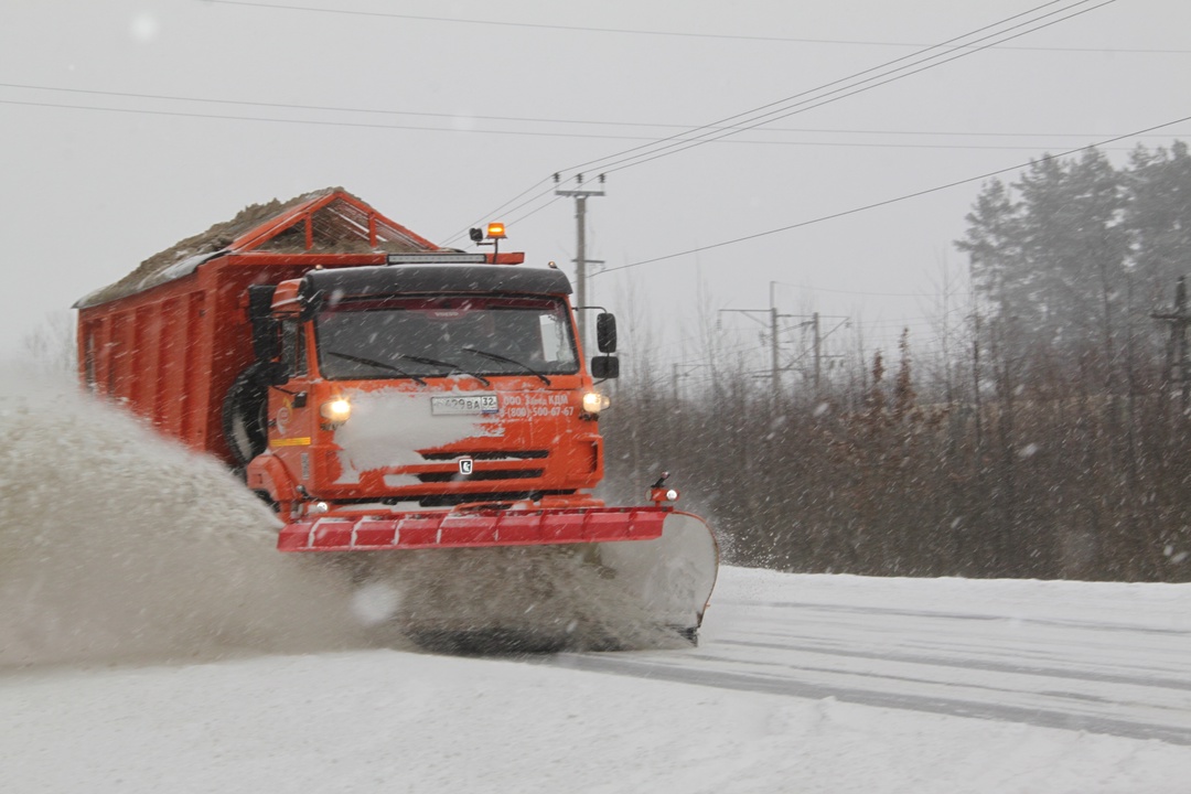В Брянском регионе продолжается очистка дорог от снега