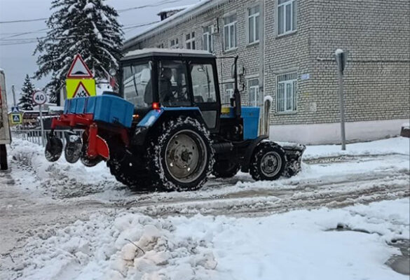 На Брянщине в Клетнянском районе  продолжается очистка дорог от снега