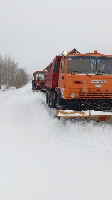 Продолжается работа по очистке от снега дорог Брянской области