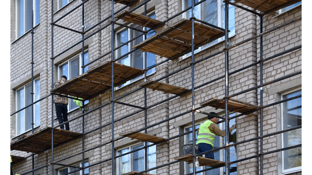 Брянские строители переоборудуют здание детской больницы в Брянке ЛНР